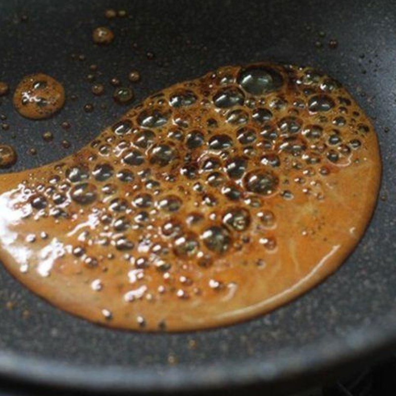 Step 3 Cook the caramel sauce for chicken with mushrooms