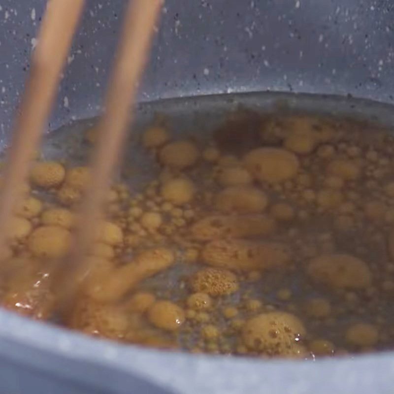 Step 3 Cook the caramel sauce for chicken with mushrooms