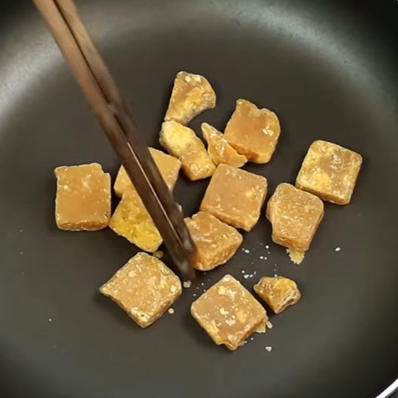 Step 4 Cook the syrup for Bee Sticky Rice with palm sugar