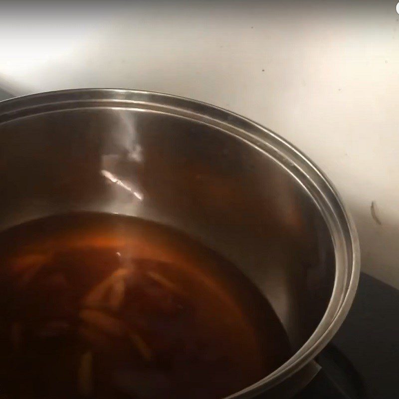 Step 4 Cook the sugar water for cassava floating cake