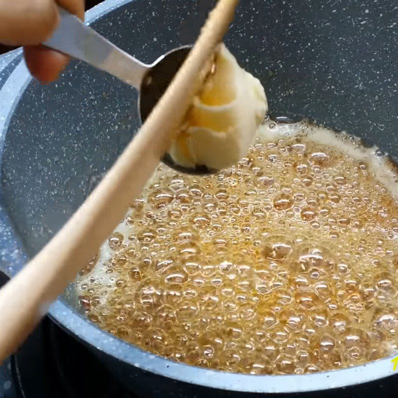 Step 2 Cook sugar syrup Thèo lèo - peanut candy