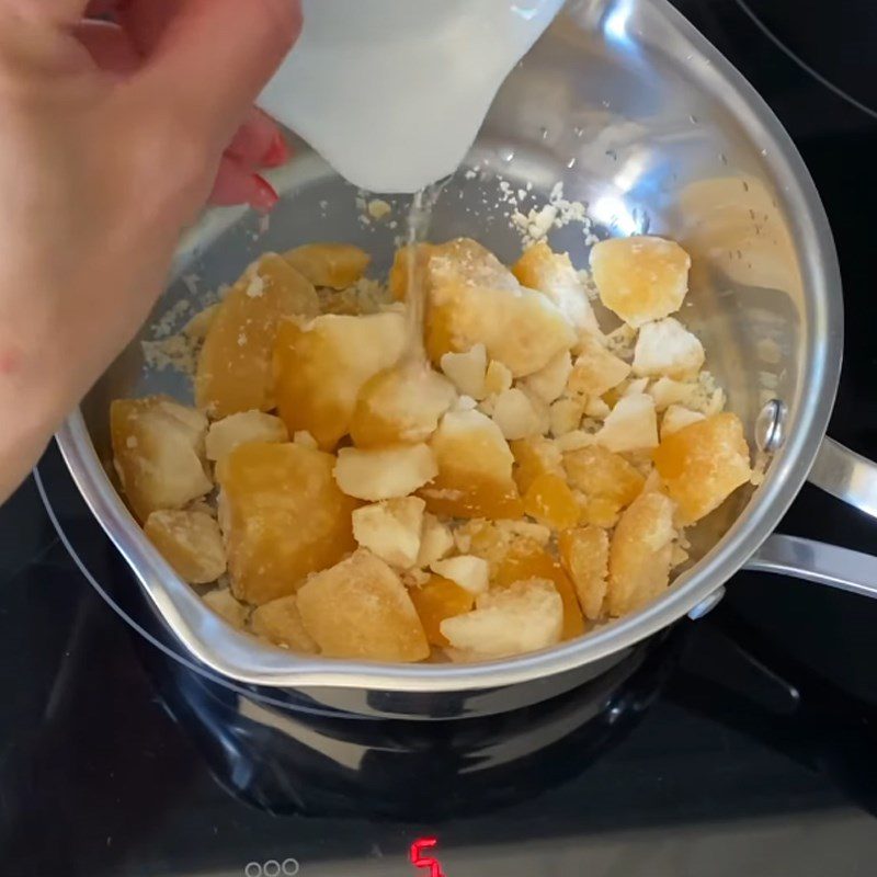 Step 1 Cook coconut sugar syrup for Steamed Gan Cake