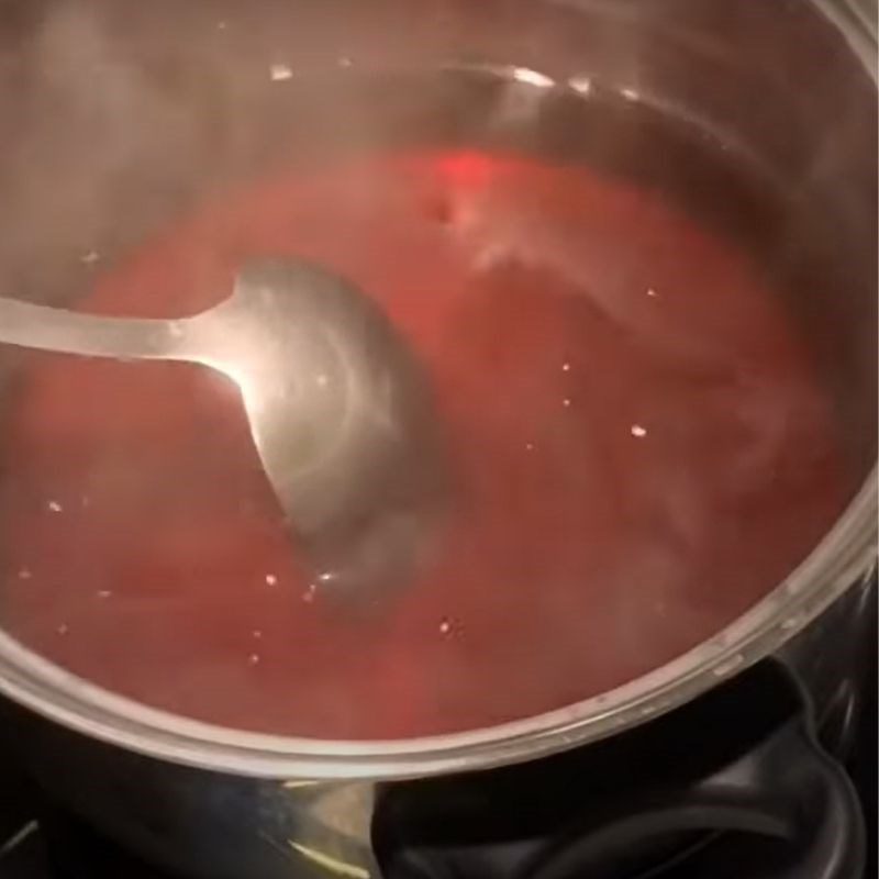 Step 2 Cook brown sugar water for pandan sticky rice balls with mung bean filling