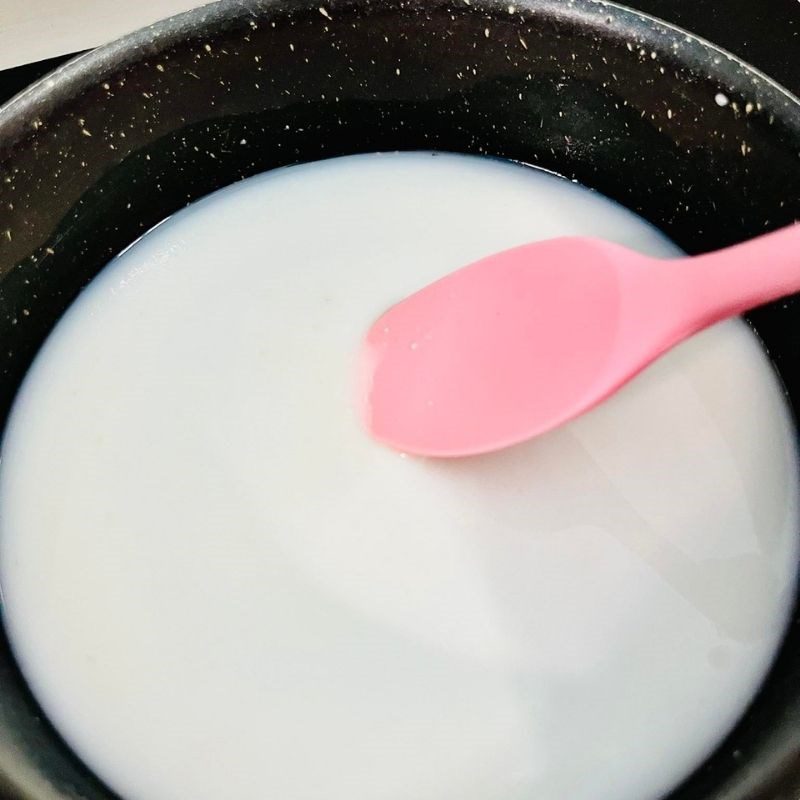 Step 4 Cooking rice water, oatmeal Nutritional jar with black plum flavor