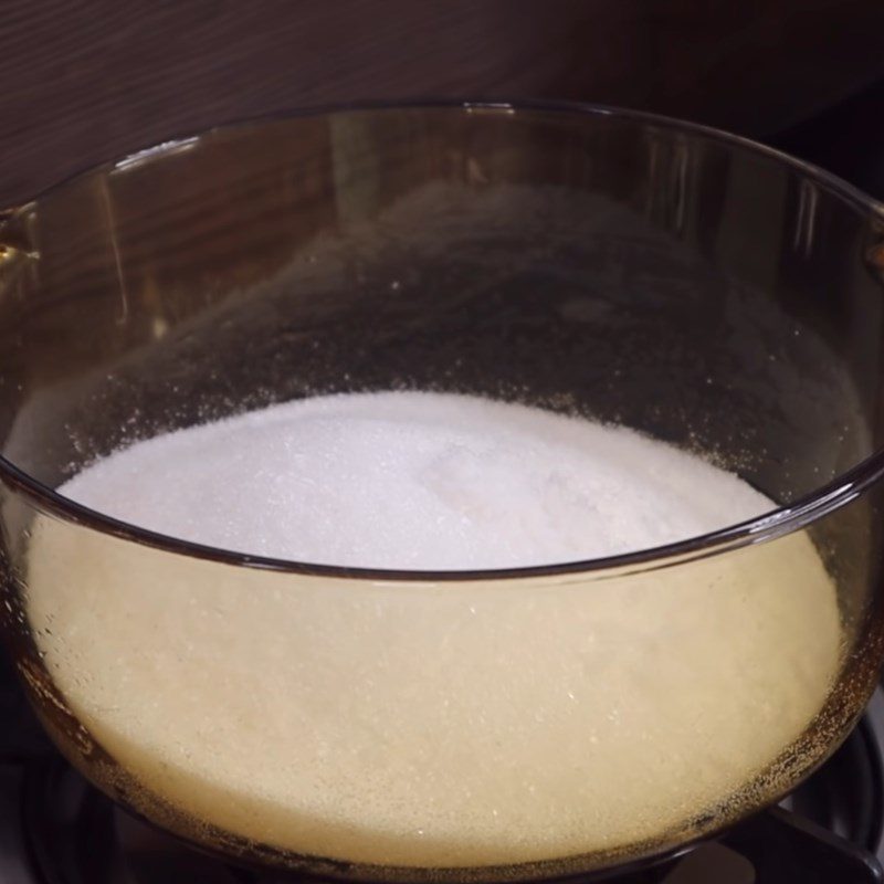 Step 1 Cook vinegar sugar solution for sweet and sour pickled radish