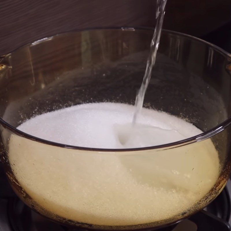 Step 1 Cook vinegar sugar solution for sweet and sour pickled radish