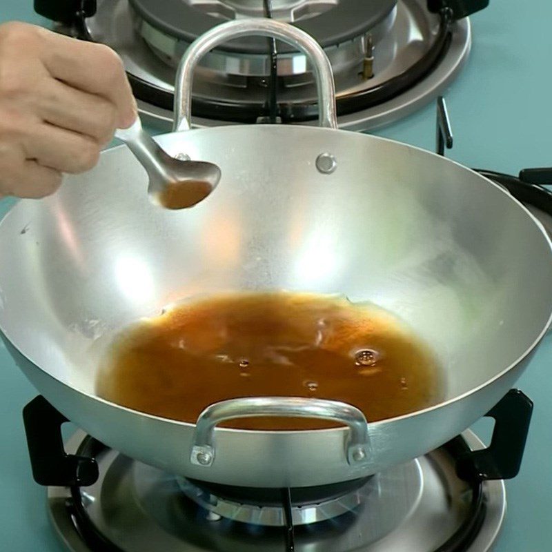 Step 2 Cooking the braising sauce Braised lotus root with pepper