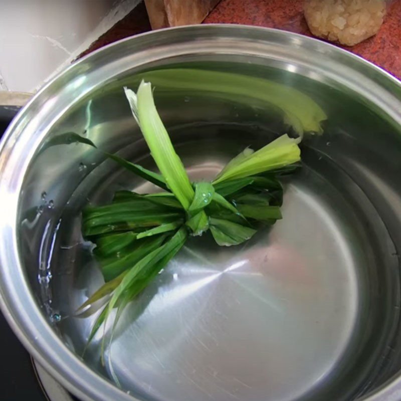 Step 2 Cook pandan leaf water for bird's nest with red date and chia seeds