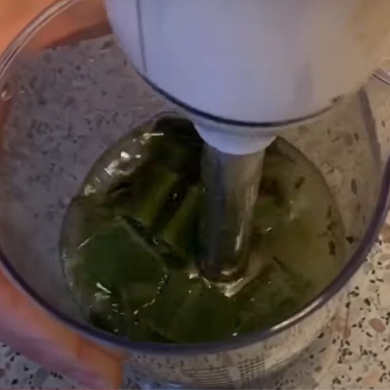 Step 3 Cook pandan water for pandan sticky rice balls with mung bean filling