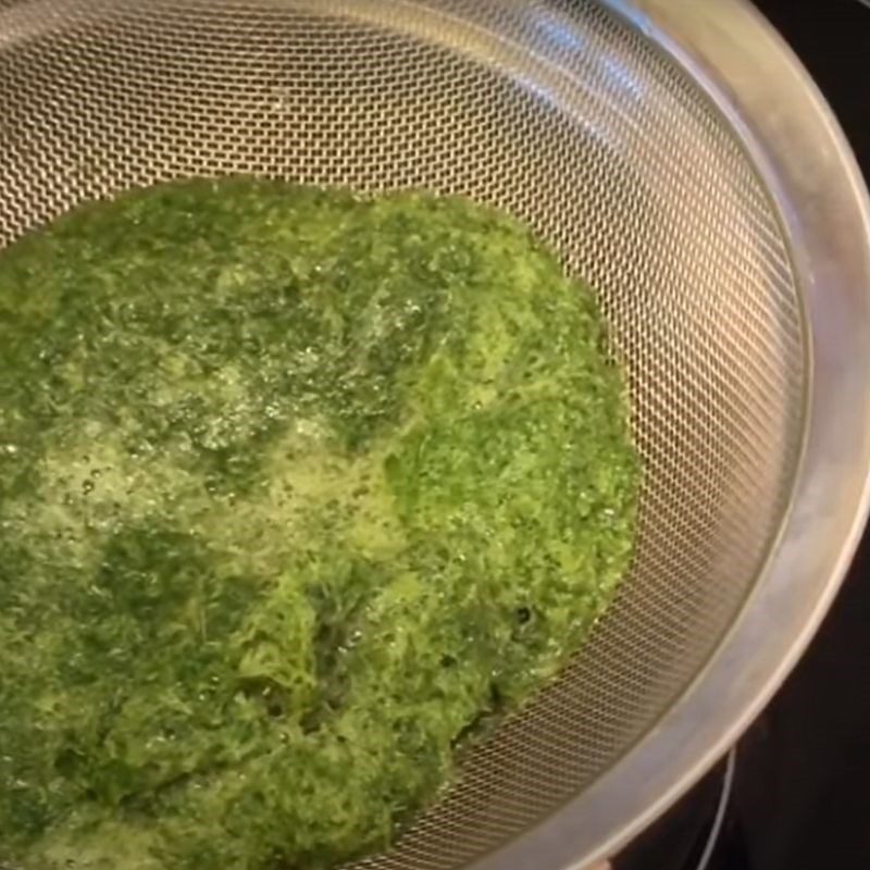 Step 3 Cook pandan water for pandan sticky rice balls with mung bean filling