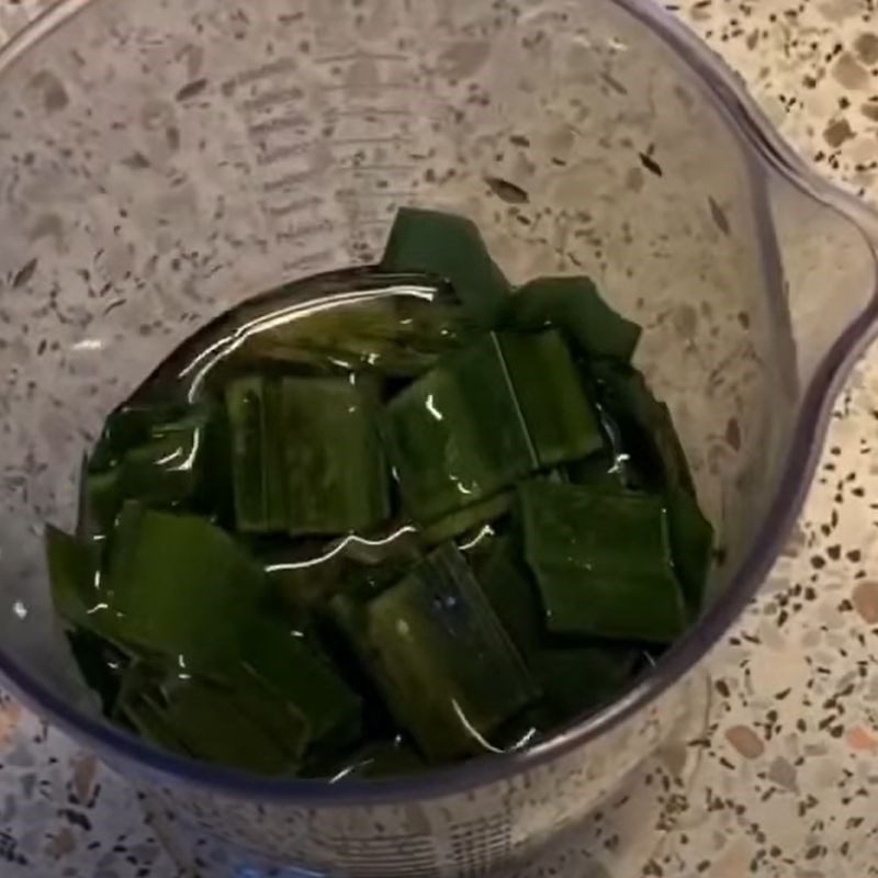 Step 3 Cook pandan water for pandan sticky rice balls with mung bean filling