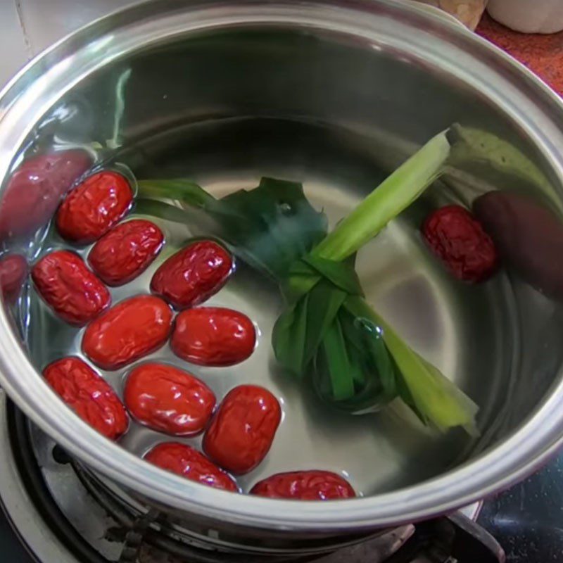 Step 2 Cook pandan leaf water for bird's nest with red date and chia seeds