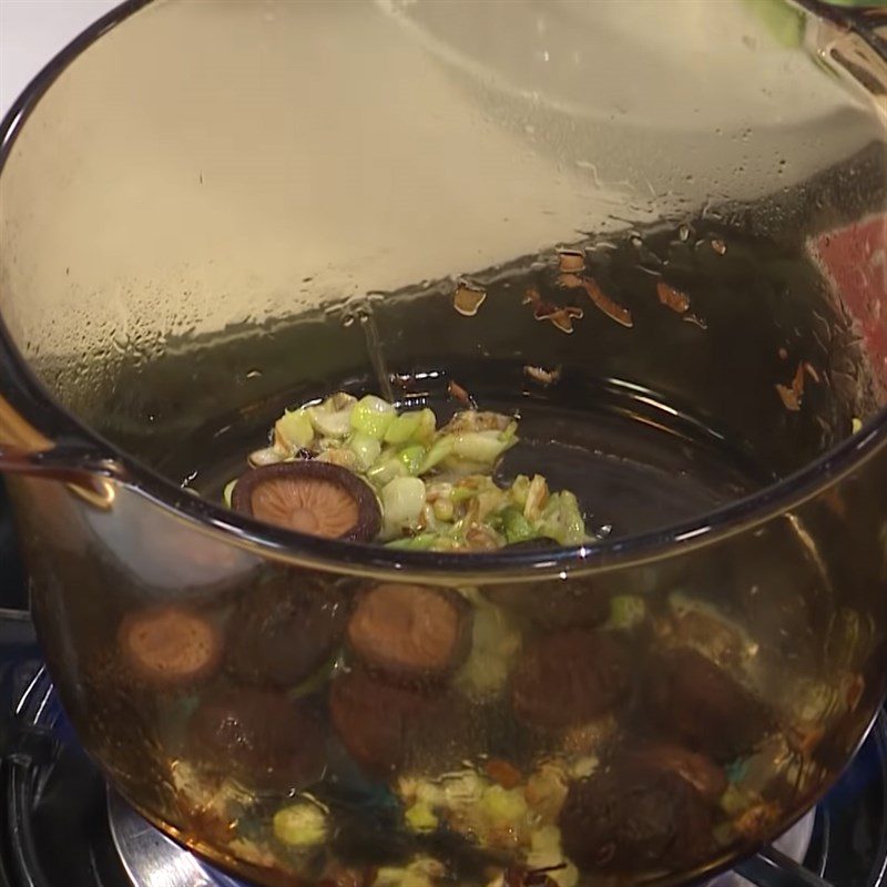 Step 3 Cook the hot pot broth with vegetables