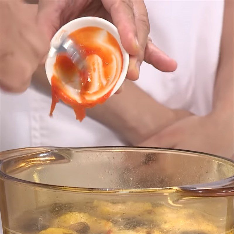 Step 3 Cook the hot pot broth with vegetables