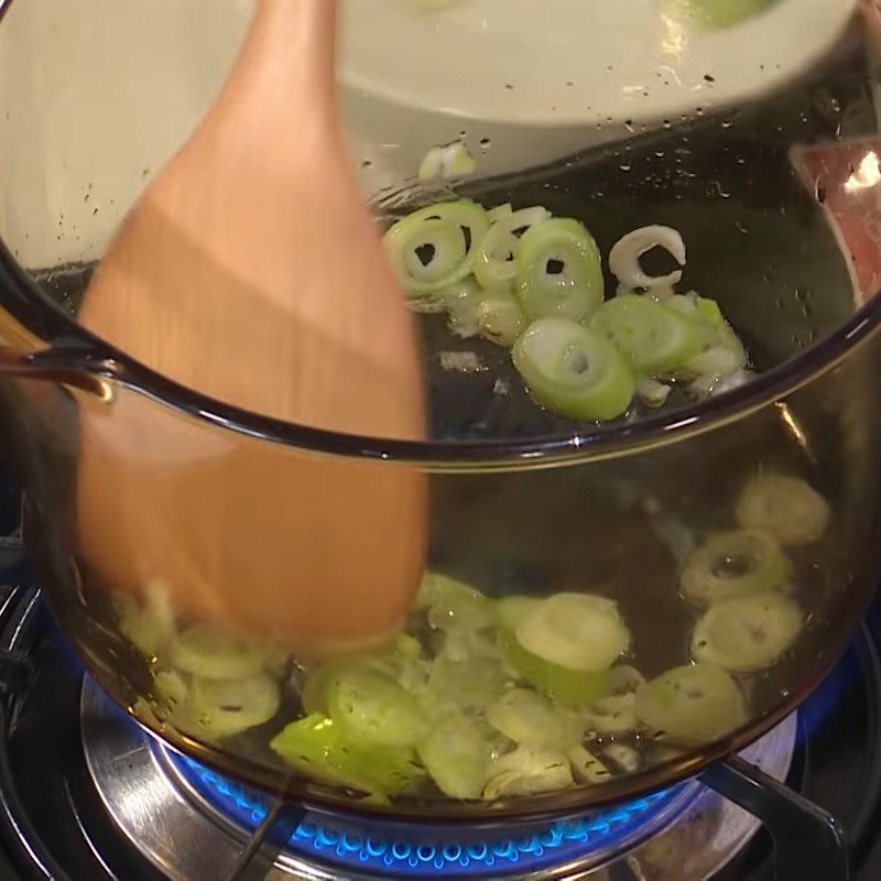 Step 3 Cook the hot pot broth with vegetables