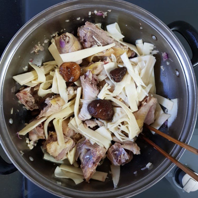 Step 5 Prepare the hot pot broth Chicken hot pot with sour bamboo shoots