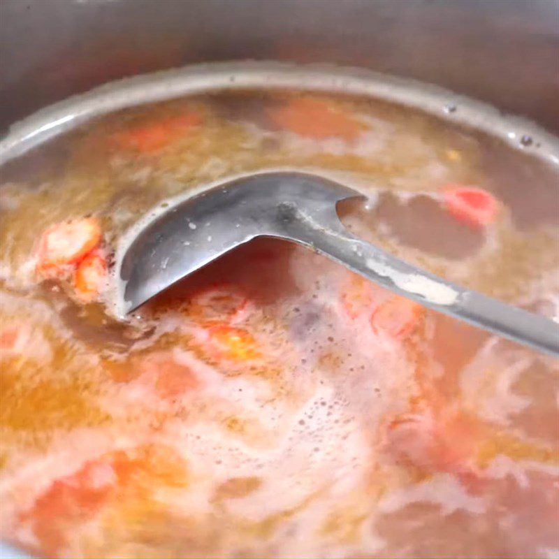 Step 6 Cook the broth Fresh jellyfish noodle