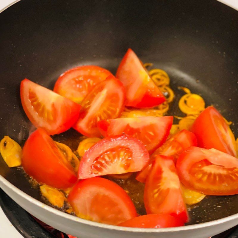 Step 2 Cooking the broth for dried shrimp noodle soup (recipe shared by a user)