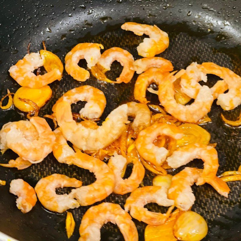 Step 2 Cooking the broth for dried shrimp noodle soup (recipe shared by a user)