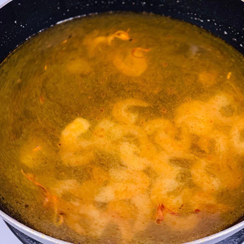 Step 2 Cooking the broth for dried shrimp noodle soup (recipe shared by a user)