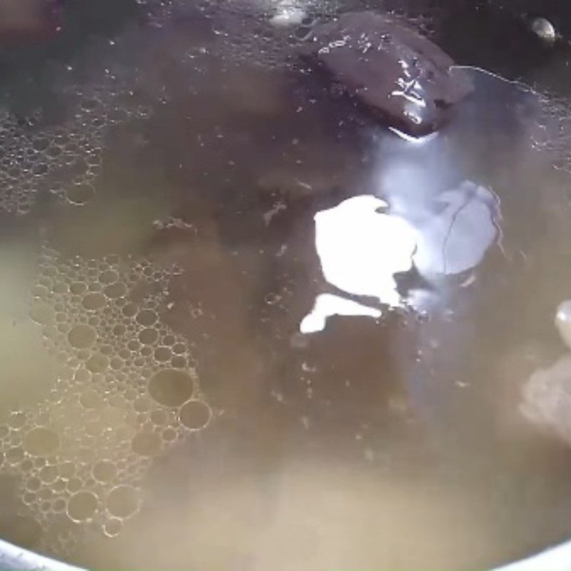 Step 3 Cook the broth for dumplings with dried shrimp