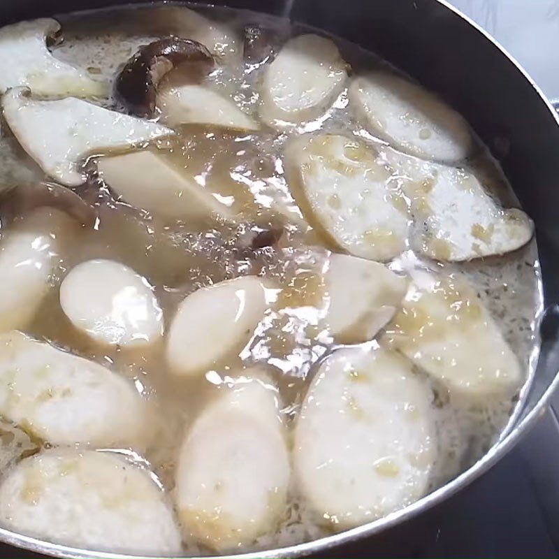 Step 4 Cooking the broth for vegetarian noodle soup Vegetarian noodle soup