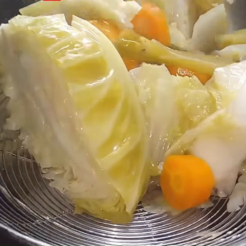 Step 4 Cooking the broth for vegetarian noodle soup Vegetarian noodle soup