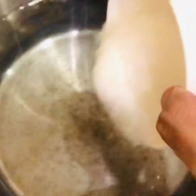 Step 2 Cook the salted sugar water for sweet and sour taro