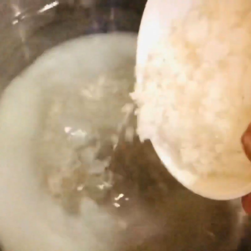 Step 2 Cook the salted sugar water for sweet and sour taro