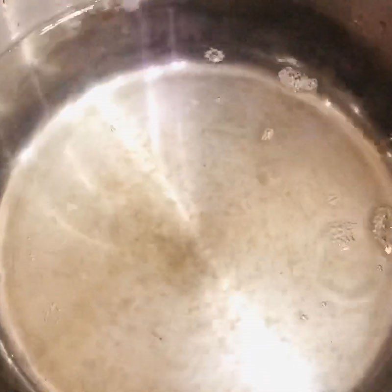 Step 2 Cook the salted sugar water for sweet and sour taro