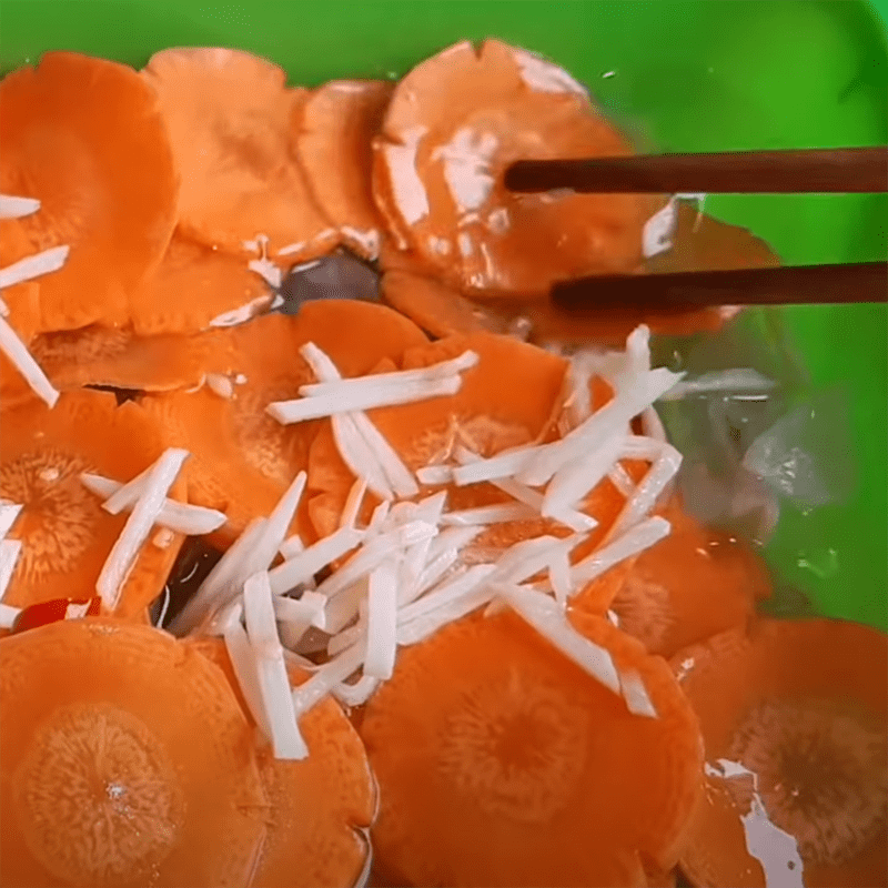 Step 3 Cook the pickling water for sweet and sour vegetarian pig ears