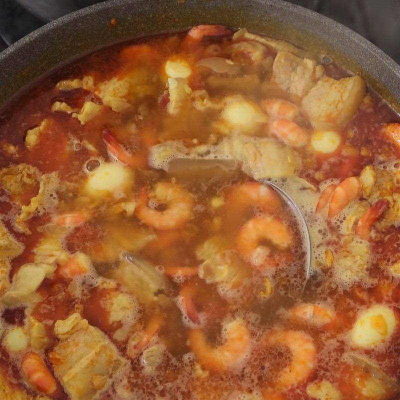 Step 7 Cooking the broth Quang noodle with shrimp and pork