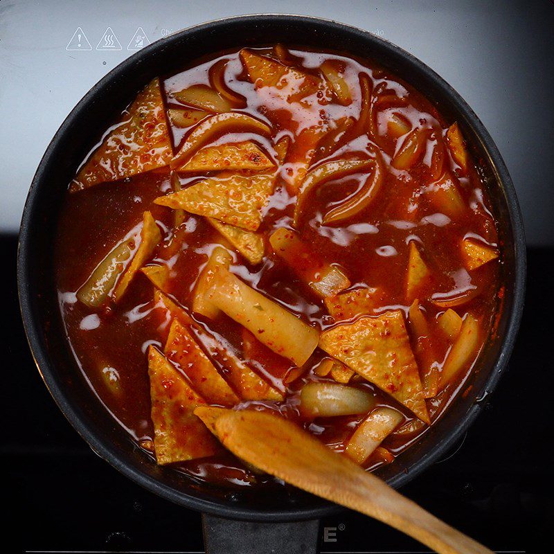 Step 2 Cook Tokbokki cheese soup with rice paper - TasteVN