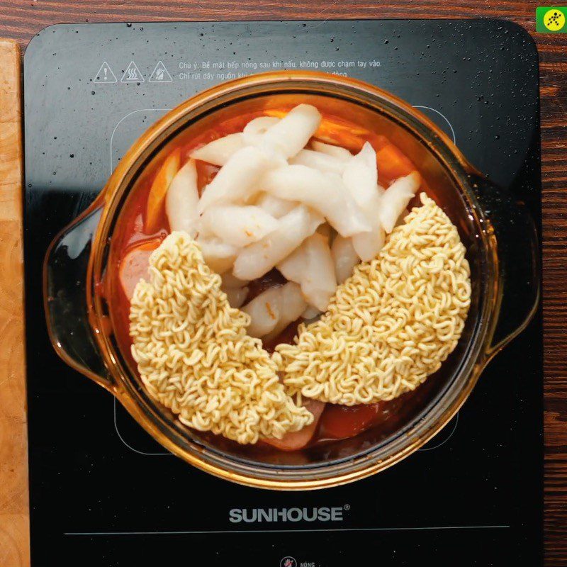 Step 3 Cooking Tokbokki soup with rice paper - TasteVN