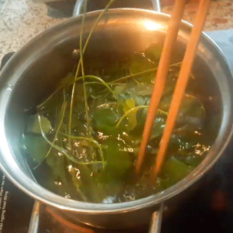 Step 2 Making corn silk, pennywort, and plantain tea