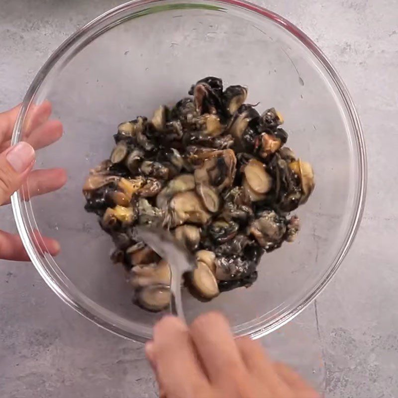 Step 3 Marinate the snails for snail soup with perilla leaves