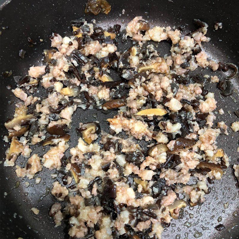 Step 1 Cooking the meat for rice cake