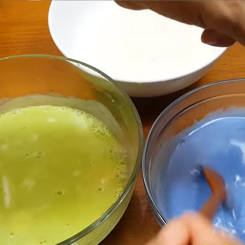 Step 4 Cooking coconut jelly and mixing colors for coconut jelly