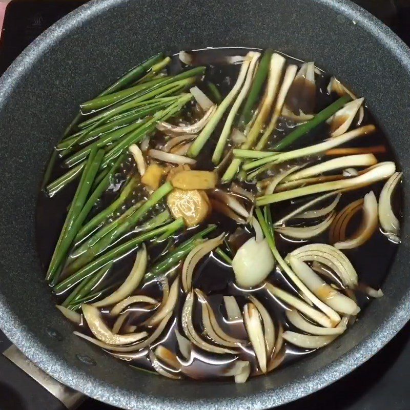 Step 4 Cook the sauce Steamed carp with soy sauce