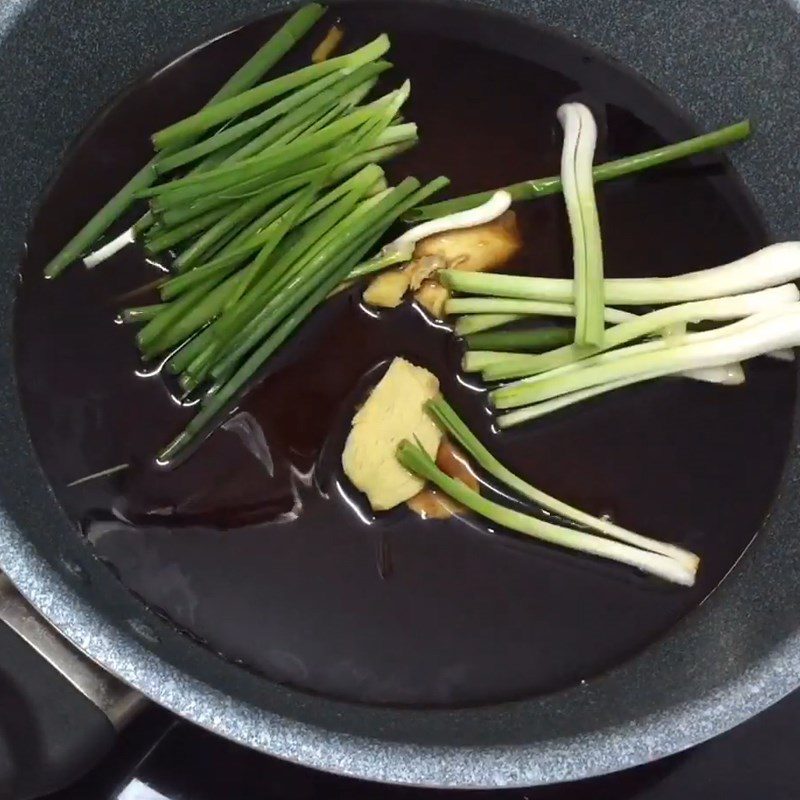 Step 4 Cook the sauce Steamed carp with soy sauce