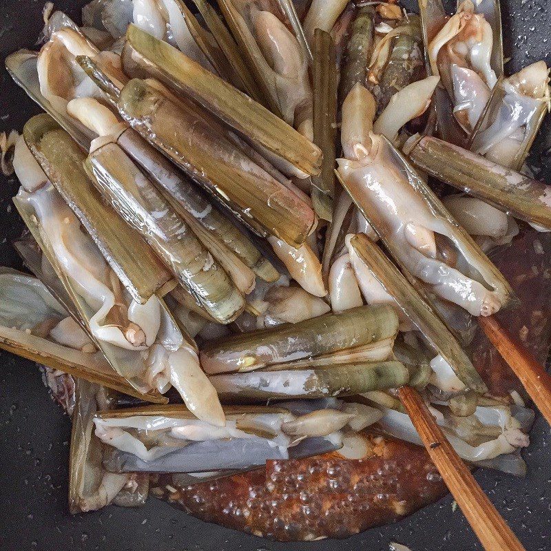 Step 3 Stir-fried razor clams Tamarind stir-fried razor clams (recipe shared by a user)