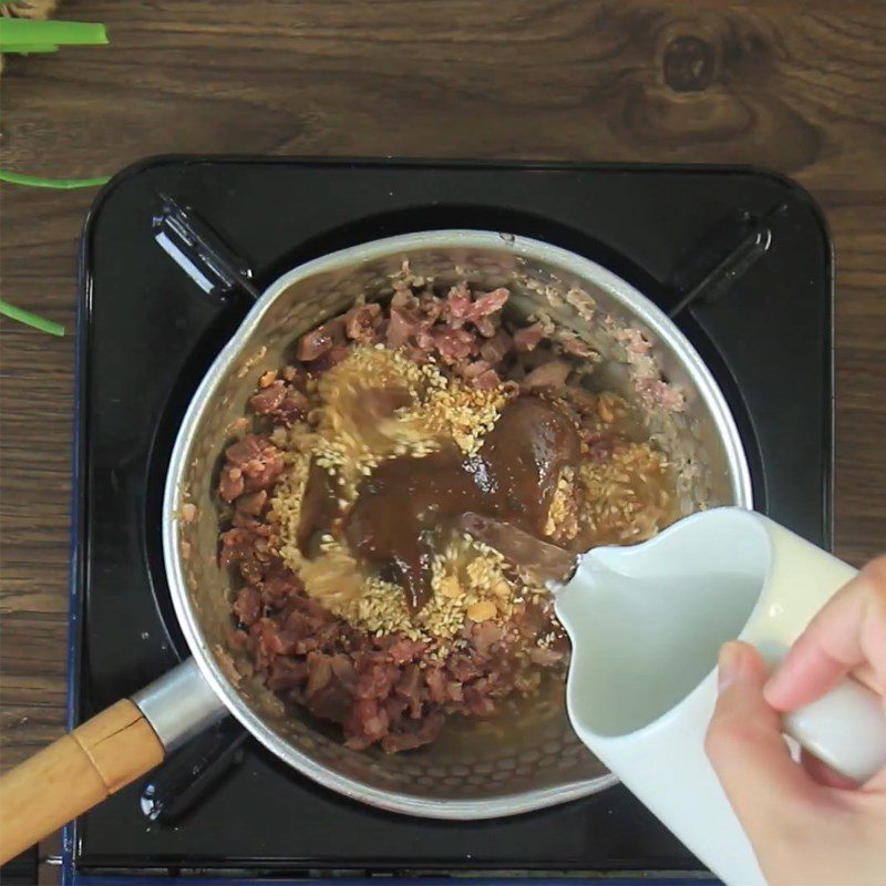 Step 3 Cook the pate dipping sauce for Central region pancakes