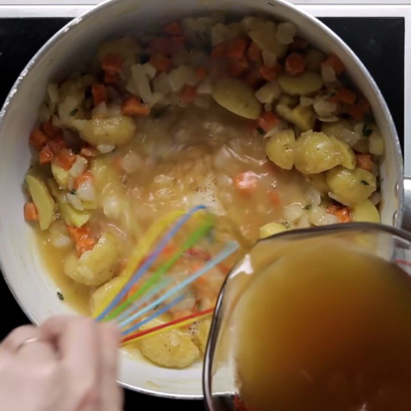 Step 6 Cook the chicken sauce with vegetables