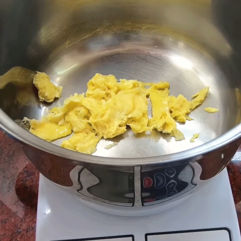 Step 1 Cook durian sauce for durian yogurt