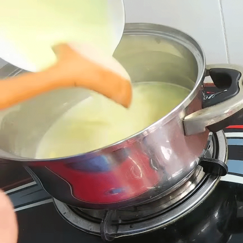 Step 1 Cook durian sauce for durian yogurt