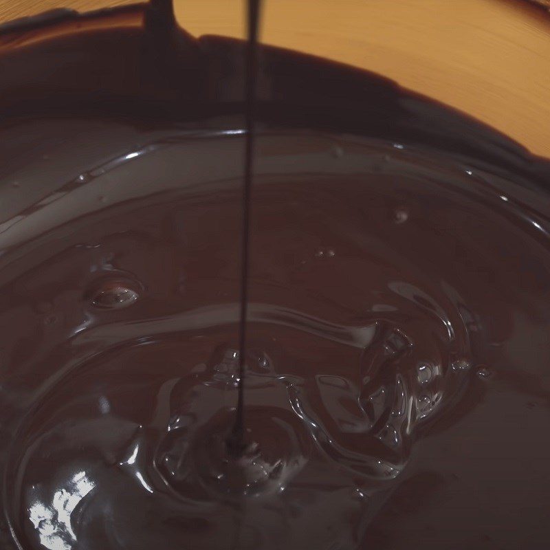 Step 4 Make chocolate sauce for milk cream covered with chocolate