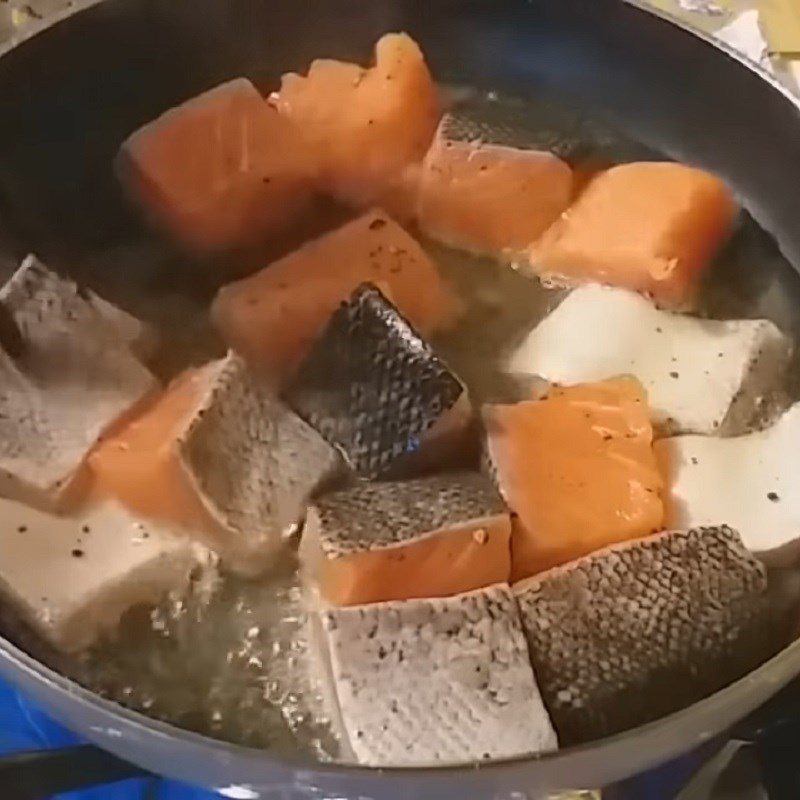 Step 3 Fry the salmon Salmon stew with pepper