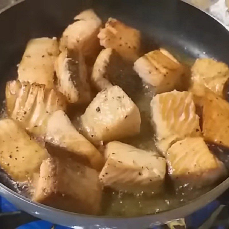 Step 3 Fry the salmon Salmon stew with pepper