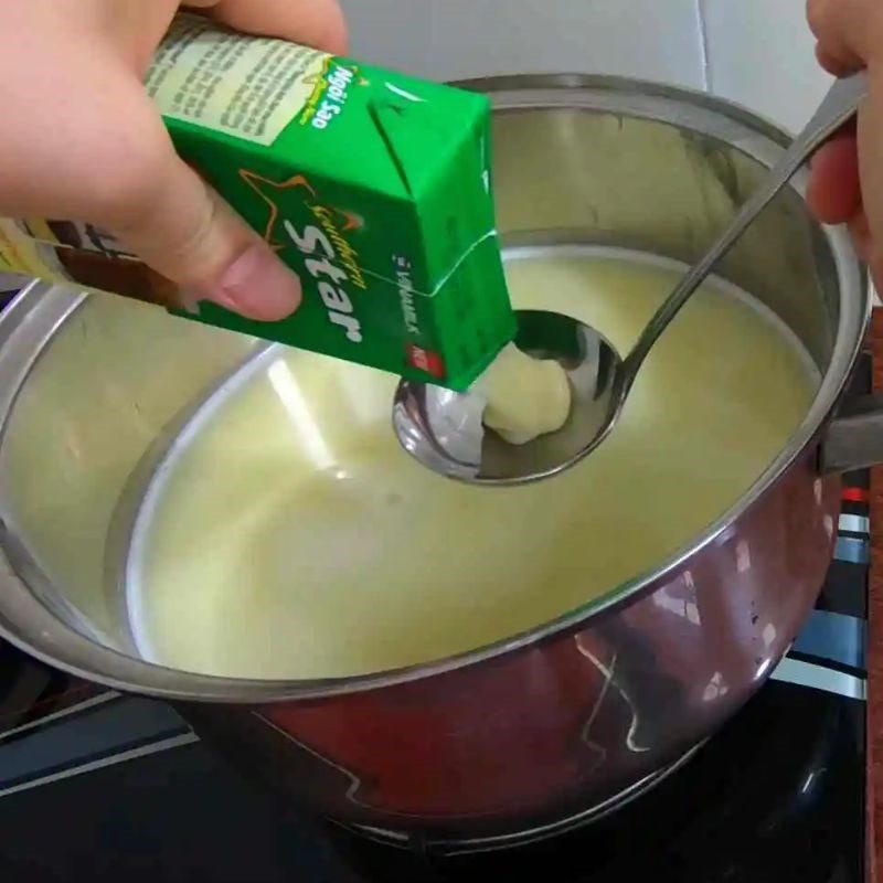 Step 3 Cooking Lotus Seed Milk Processing lotus seed milk with a slow juicer