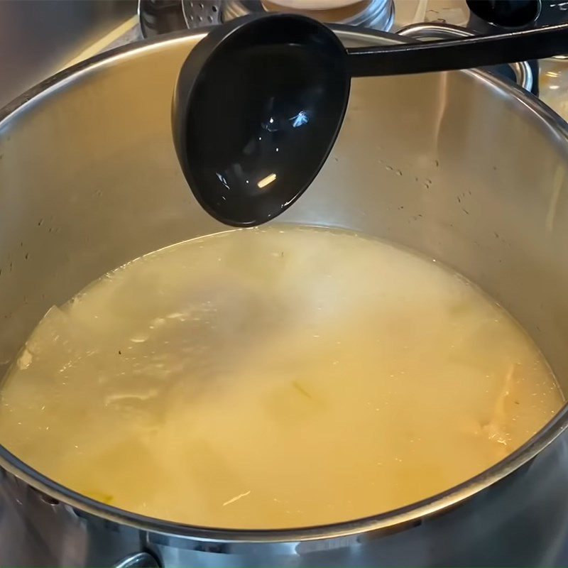 Step 4 Cook the soup Abalone soup with pork ribs and wax gourd